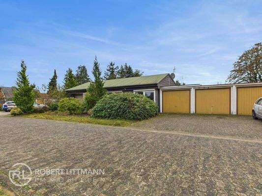 Außenansicht mit Garagen