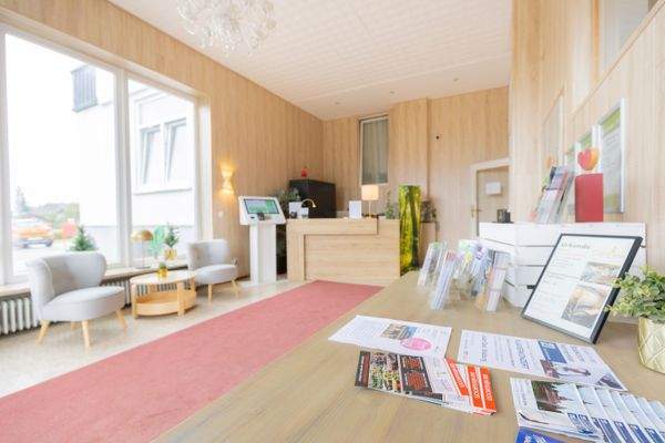 Eleganter Empfangsbereich des Spas