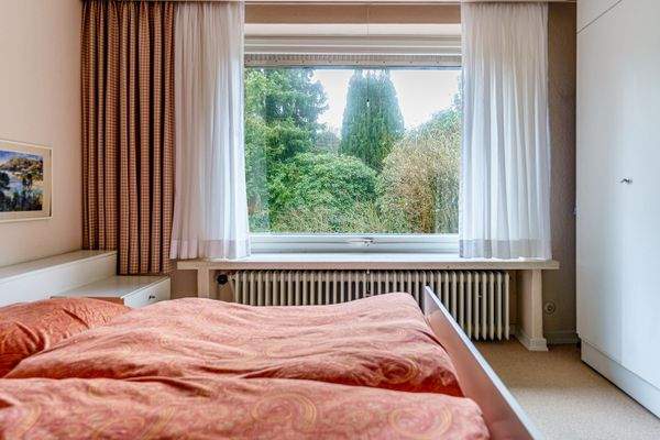 Schlafzimmer mit Blick ins Grüne.