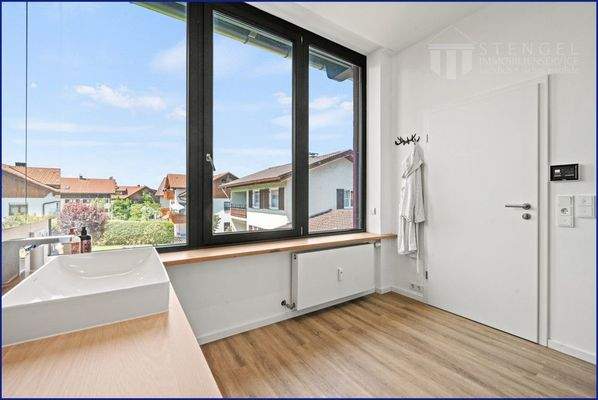 Lichtdurchflutetes Bad