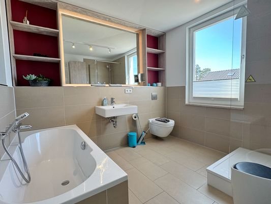 Badezimmer mit Dusche & Wanne