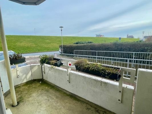 Balkon mit Blick zum Deich