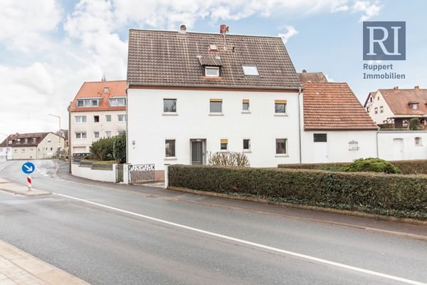 Blick von der Straße auf das Haus