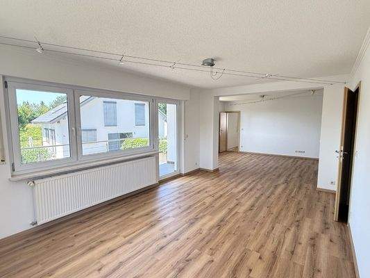 Großes Wohnzimmer mit Balkon