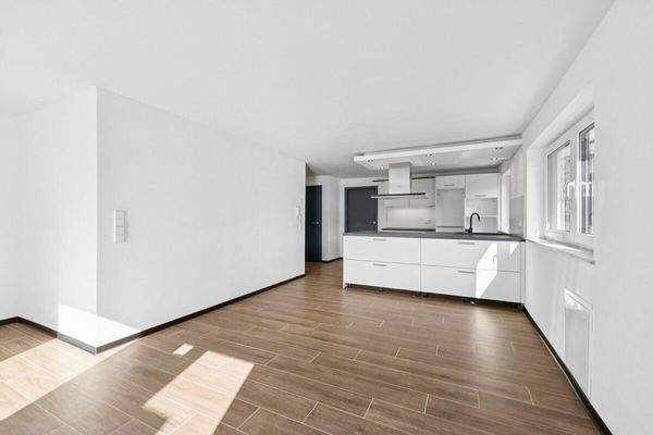 Wohnzimmer mit offener Küche