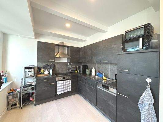 Moderne Küche mit Geräten