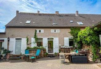 Rückansicht mit Terrasse