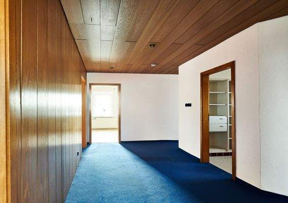 Der großzügige Flur im OG