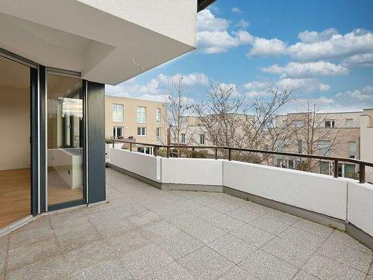 Großer Balkon mit Zugang zum garten