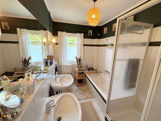 Bad mit Dusche und Badewanne