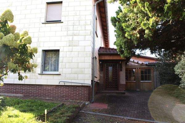 Eingang und Garagenzufahrt