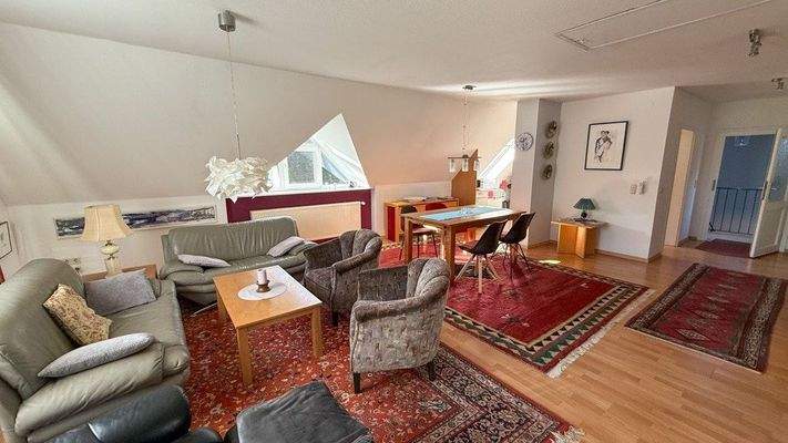Wohnzimmer im Dachgeschoss der Wohneinheit