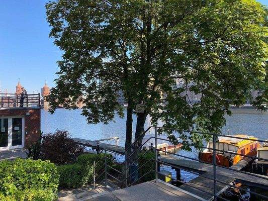 Uferbereich mit Sitzmöglichkeiten