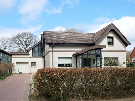 Außenansicht mit Garage