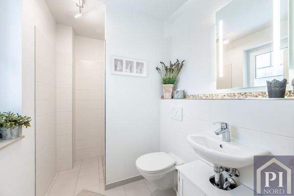 Gäste-Bad mit bodentiefer Dusche