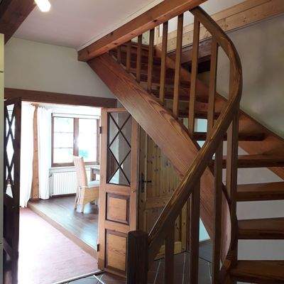 Eingang mit Treppe rechts ins OG