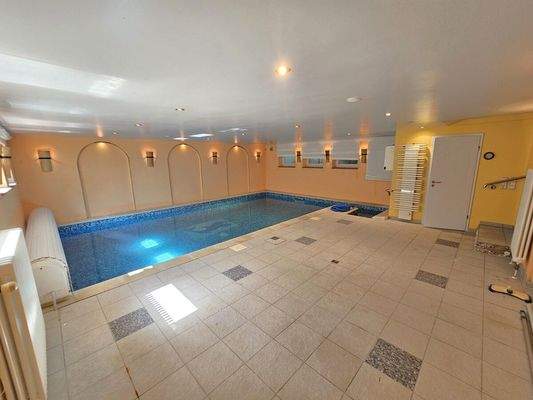 Schwimmbad ca. 66 m² 