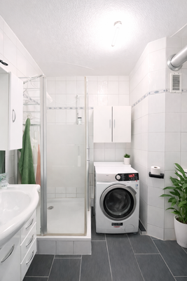 Bad mit Dusche und WC