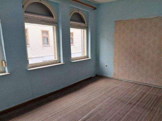 renovierungsbed. Raum im OG.
