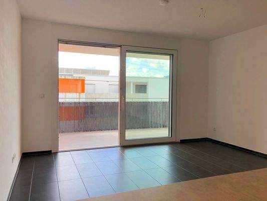 Wohnraum mit Blick auf die Terrasse