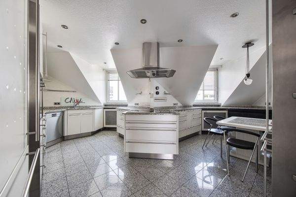 Großzügige Küche mit Esstisch