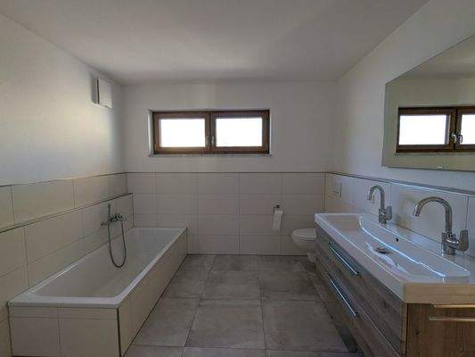 Bad mit Wanne und Dusche im OG