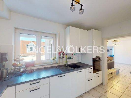 Die moderne Einbauküche wurde erst 2023 erneuert