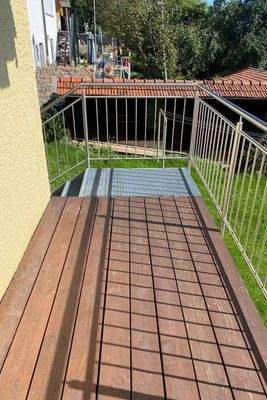 Balkon (EG) mit Treppe in den Garten