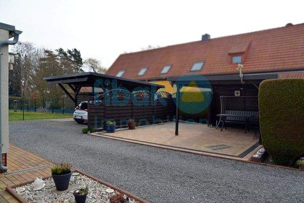 Sitzecke und Carport