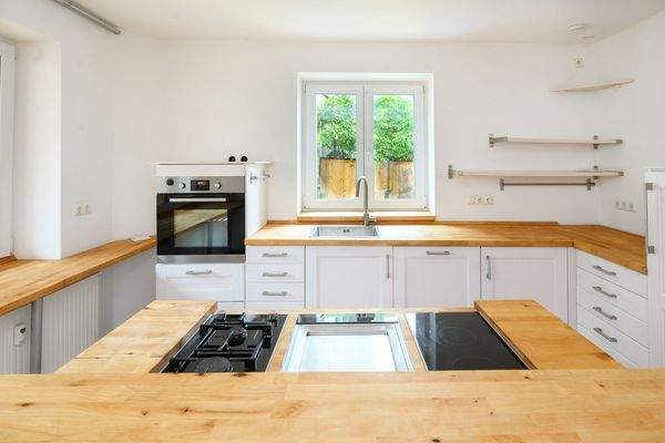 Küche mit weißen Fronten | Hochw. Elektrogeräte