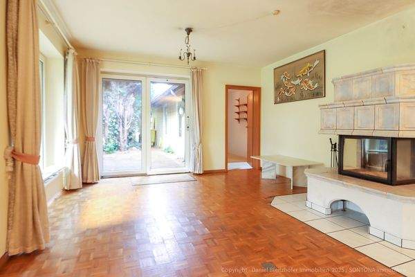 Ein großer Kaminofen mit Kacheln