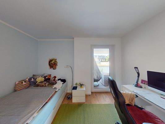 Kinder-/ Arbeitszimmer mit Zugang zum Balkon