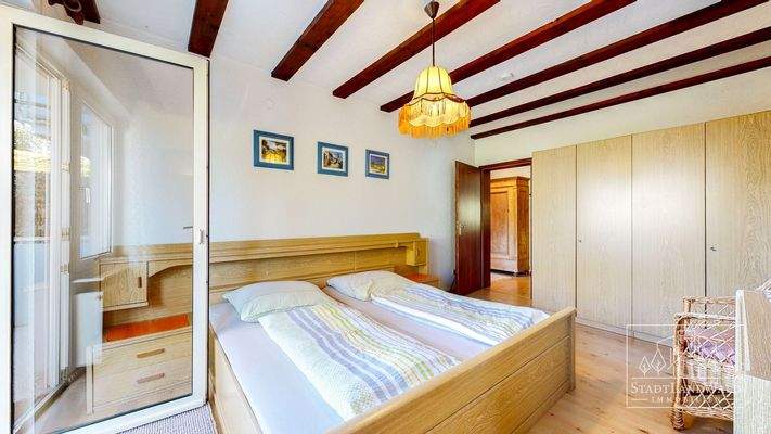 Schlafzimmer 1 mit Übergang auf den Balkon