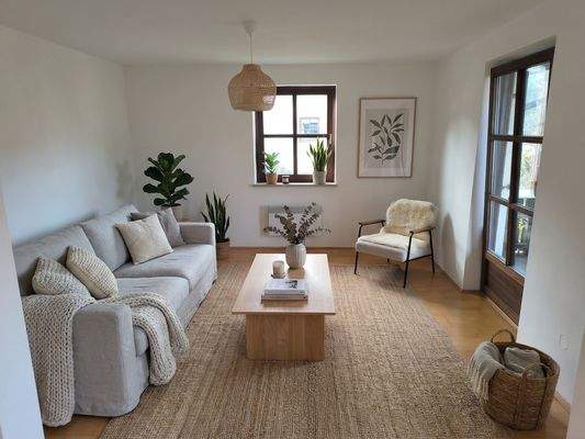 [KI-optimiertes Foto] Wohnzimmer mit Balkonzugang