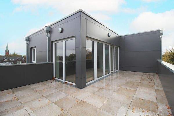 Außenansicht mit Dachterrasse