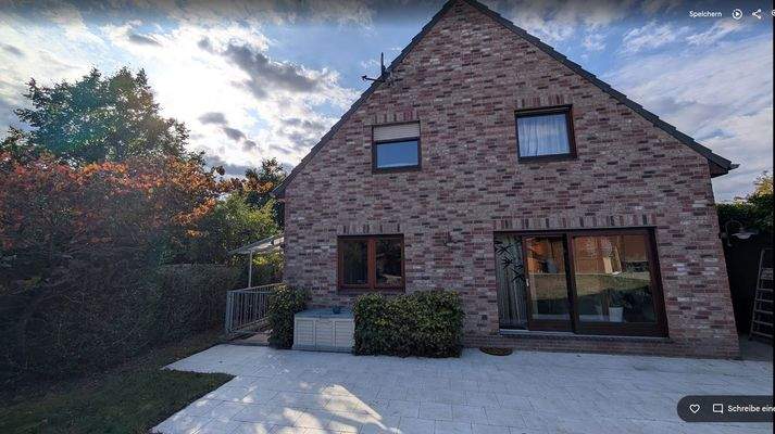 Haus vom Garten mit Terrasse