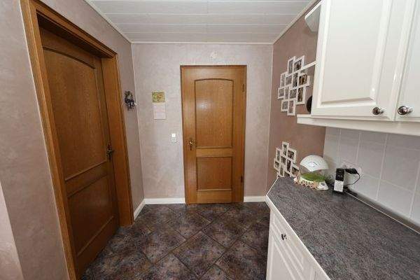 Wohnküche (Blick links zum Abstellraum)