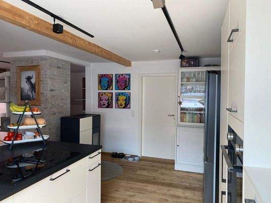 Küchenansicht richtung Abstellraum DG