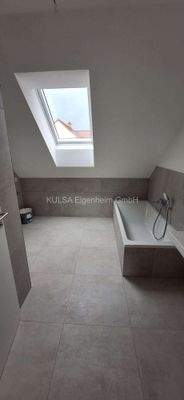 Bad im Dachgeschoss mit Wanne 