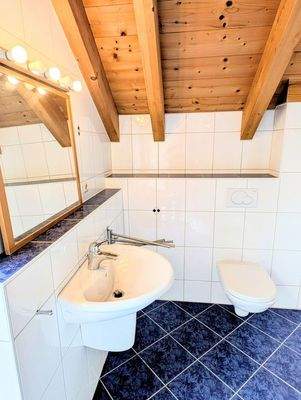 Kleines Bad im OG (en suite)