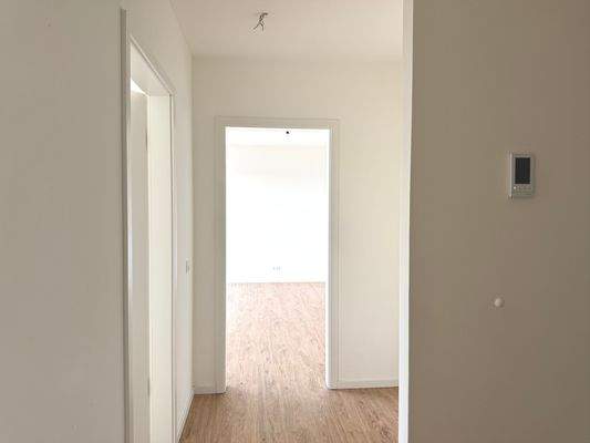 Heller Flur mit Holzboden