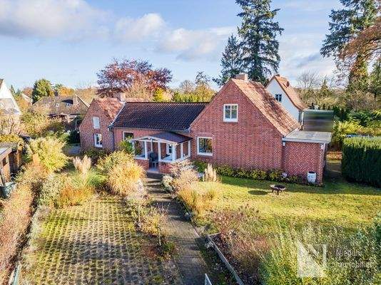 Hausansicht und Auffahrt 