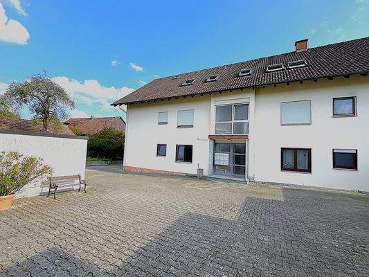 Hof mit Garagen und Eingang auf der Rückseite des Gebäudes