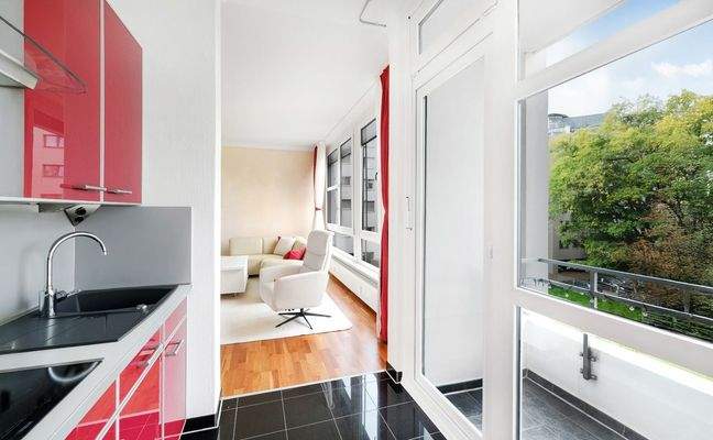 Blick aus der Küche in das Zimmer