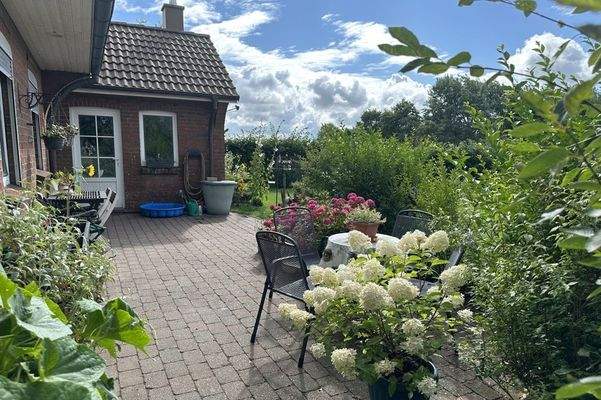 Süd-Terrasse mit Zugang zur Garage