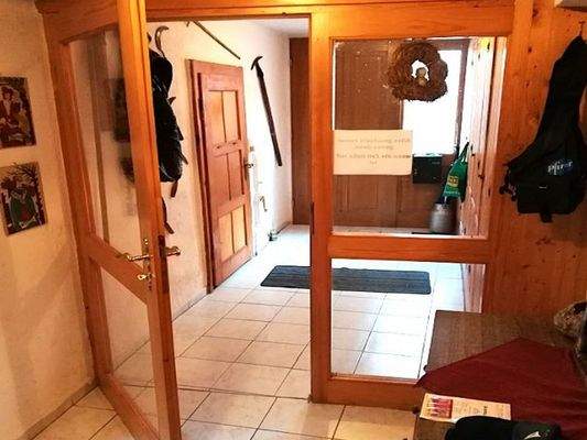 Flur mit Sicht auf Haustüre