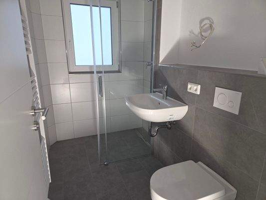 Badezimmer mit begehbarer Dusche.jpg