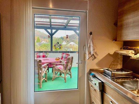 Küche mit Zugang zum Balkon