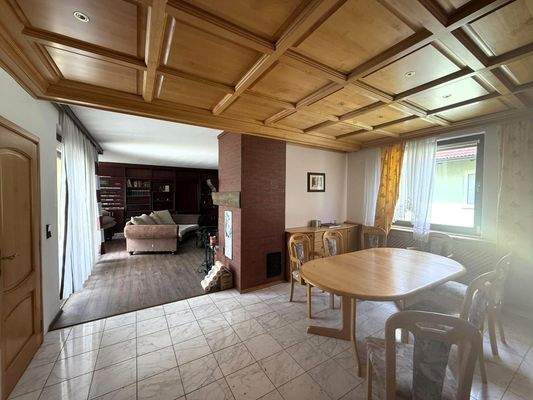 OG 1 / Essbereich mit Holzdecke und Einbauspots