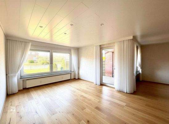 Wohn- und Esszimmer EG - (KI generiert)